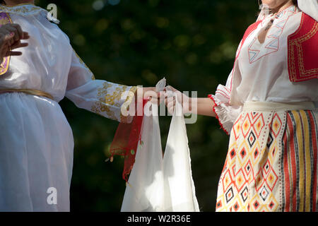 L'Italie, Lombardie, Crema, Festival des peuples, de l'Albanie danseurs portant Costume National Banque D'Images