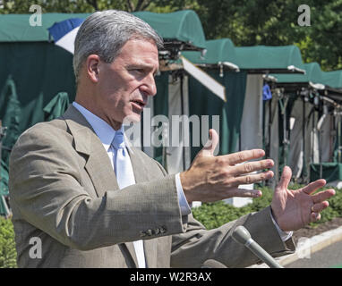 Washington, District de Columbia, Etats-Unis. 10 juillet, 2019. Directeur par intérim de l'United States Citizenship and Immigration Services Ken Cuccinelli répond aux journalistes sur le Nord de l'entrée de la Maison Blanche à Washington, DC le mercredi, Juillet 10, 2019 Credit : Ron Sachs/CNP/ZUMA/Alamy Fil Live News Banque D'Images