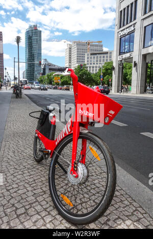 Berlin louer vélo par Uber Allemagne, Potsdamer Platz, Allemagne pistes cyclables Banque D'Images