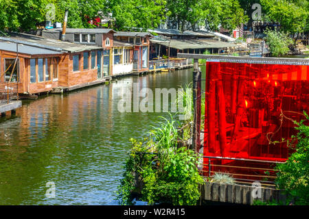 Kreuzberg Berlin Spree River, péniches et restaurants à Spree canal Berlin canal Flutgraben Water canal, Kreuzberg Berlin Allemagne Banque D'Images