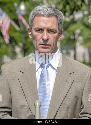 Washington, District de Columbia, Etats-Unis. 10 juillet, 2019. Directeur par intérim de l'United States Citizenship and Immigration Services Ken Cuccinelli répond aux journalistes sur le Nord de l'entrée de la Maison Blanche à Washington, DC le mercredi, Juillet 10, 2019 Credit : Ron Sachs/CNP/ZUMA/Alamy Fil Live News Banque D'Images