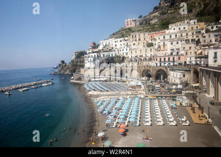 Côte d'Amalfi, Italie - 16 juin 2017 : vue sur la plage de Maiori, côte amalfitaine, Italie Banque D'Images