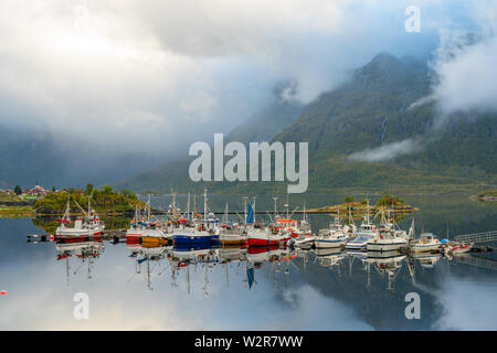 Bateaux de pêche et de huttes en bois traditionnel, îles Lofoten Banque D'Images