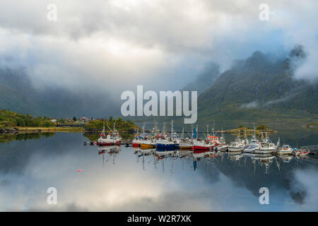 Bateaux de pêche et de huttes en bois traditionnel, îles Lofoten Banque D'Images