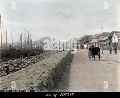 [ 1870 Japon - Rue principale d'étrangers de Kobe ] - le Bund (Kaigandori) dans la région de Kobe. 19e siècle vintage albumen photo. Banque D'Images