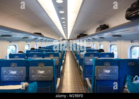 Intérieur d'un chariot élévateur sur un train Shinkansen, le voyage de Tokyo à Hiroshima, au Japon. Banque D'Images
