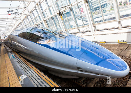 Shinkansen, Le Train bleu à la plate-forme de la gare de Tokyo, Japon. Banque D'Images