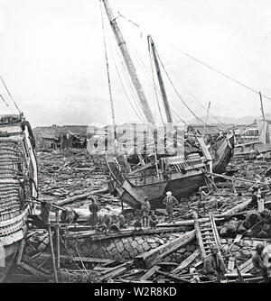 [ 1870 Japon - suite de la 1871 Typhoon, Kobe ] - le chaos dans le port de Kobe après le typhon du 4 juillet 1871. 20e siècle vintage lame de verre. Banque D'Images
