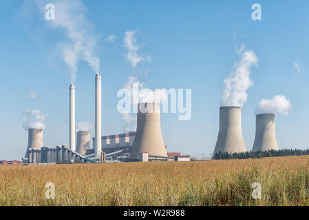 STANDERTON, AFRIQUE DU SUD - 2 mai 2019 : l'Tutuka Power Station près de Standerton, dans la province du Mpumalanga Banque D'Images