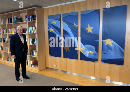 Bruxelles, Belgique. 10 juillet 2019. Le Président de la Commission européenne, Jean-Claude Juncker salue le Ministre espagnol des Affaires étrangères et candidat à l'Union européenne pour la politique étrangère, Josep Borrell, avant leur réunion à la Commission européenne l'administration centrale. Credit : ALEXANDROS MICHAILIDIS/Alamy Live News Banque D'Images