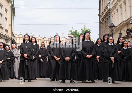 Les nonnes qui prennent part à une procession pour la fête de Corpus Christi, dans les rues de la vieille ville de Cracovie, près de la place du marché. Banque D'Images