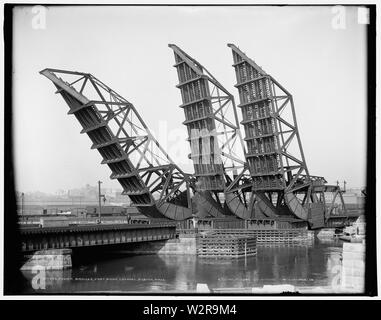 Les ponts de la tour, Fort Point Channel, Boston, Mass. photo noir et blanc montre trois ponts roulants dans la position élevée. Lettres à la main sur l'image, droits d'auteur 1904 par Detroit Photographic Co. Banque D'Images