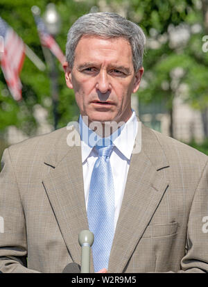 Directeur par intérim de l'United States Citizenship and Immigration Services Ken Cuccinelli répond aux journalistes sur le Nord de l'entrée de la Maison Blanche à Washington, DC le mercredi, Juillet 10, 2019.Crédit : Ron Sachs/CNP /MediaPunch Banque D'Images