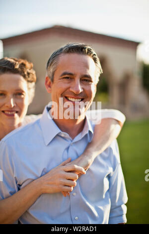 Portrait de senior homme d'être embrassé par sa femme. Banque D'Images