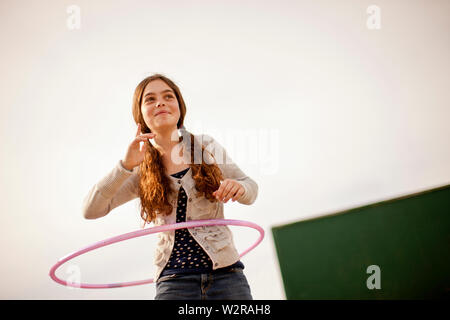 Girl Playing with hula-hoop. Banque D'Images