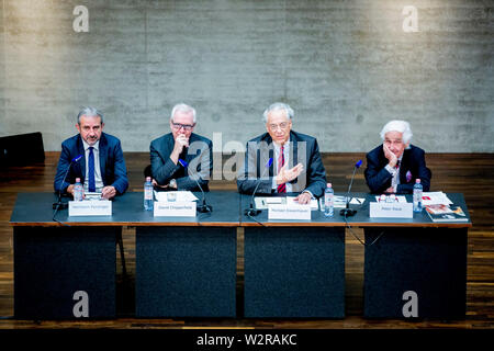 10 juillet 2019, Berlin : Hermann Parzinger (l-r), Président de la Fondation du patrimoine culturel prussien, David Chipperfield, architecte de la Galerie Simon James, Michael Eissenhauer, directeur général des Musées nationaux de Berlin, et Peter Raue, Président de la Fondation James Simon, prendront part à une conférence de presse sur l'ouverture prochaine de la galerie James Simon. Le bâtiment d'accès des 5 musées de l'île de Berlin, nommé d'après le patron de la Berlin Musée James Simon, maisons l'information et à la caisse et salon, vestiaire, boutique, salle de conférence, salle d'exposition et un Banque D'Images