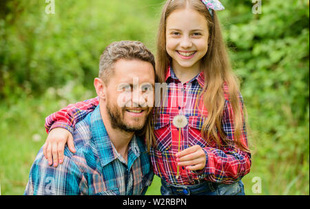 Père petite fille profiter de l'été. Père et fille blowing dandelion seeds. Garder les allergies de ruiner votre vie. Allergies saisonnières concept. Se débarrasser des allergies. Plus grand l'allergie au pollen des questions. Banque D'Images