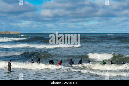 Les mineurs d'ambre ambre, la pêche dans la mer, la mer Baltique, la région de Kaliningrad, Russie, 28 Octobre 2018 Banque D'Images