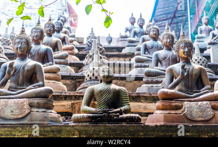 Les statues de Bouddha et de petits stupas dans temple Gangaramaya, Colombo, Sri Lanka. Banque D'Images