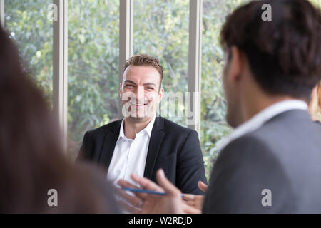 Entrevue d'emploi, entrevues d'affaires convivial nouveau demandeur candidat pour le personnel de l'équipe de marketing pour son équipe dans la salle de réunion, l'embauche d'un employé Banque D'Images