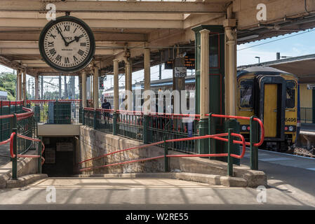 La brève rencontre gare à Carnforth sur la West Coast Main Line. La célèbre horloge de la station. Banque D'Images