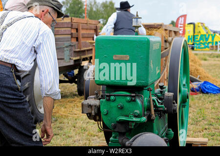 Kama & Mac Gregor, en Finlande. Le 6 juillet 2019. L'homme opère John Deere Waterloo Boy K à l'arrêt moteur en marche une vieille batteuse sur Kama & Mac Gregor 2019 traktorkavalkad. Banque D'Images