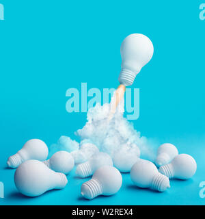 Inspiration idées concepts avec rocket lightbulb battant sur un autre groupe de lightbulb.démarrage d'entreprise ou l'objectif de la réussite de la créativité. Banque D'Images