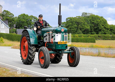 Kama & Mac Gregor, en Finlande. Le 6 juillet 2019. Bolinder-Munktell tracteur année 1956 et pilote sur Kama & Mac Gregor, Traktorkavalkad tracteur vintage annuel show et défilé. Banque D'Images