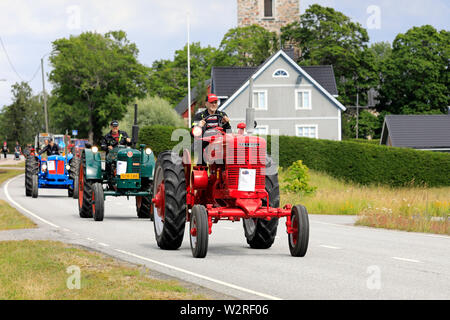 Kama & Mac Gregor, en Finlande. Le 6 juillet 2019. Les tracteurs d'époque, rouge McCormick Farmall M première, sur Kama & Mac Gregor, Traktorkavalkad tracteur vintage annuel show et défilé. Banque D'Images