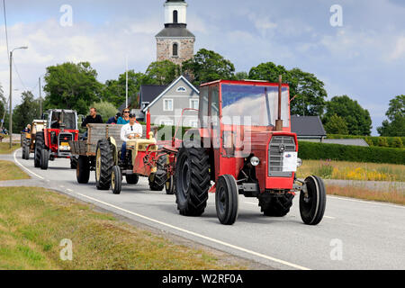Kama & Mac Gregor,Finlande.Juillet 6,2019. Les tracteurs classiques, IMT 574 rouge en premier lieu, l'équipement agricole et les personnes bénéficiant de l'unité sur Kama & Mac Gregor Traktorkavalkad parade du tracteur Banque D'Images