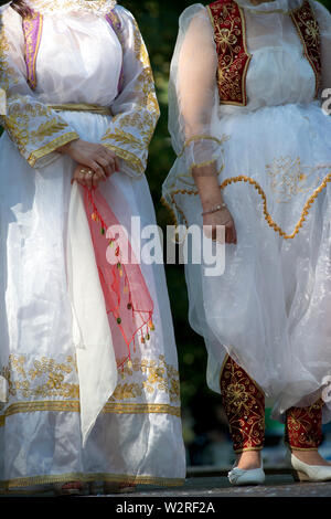 L'Italie, Lombardie, Crema, Festival des peuples, de l'Albanie danseurs portant Costume National Banque D'Images