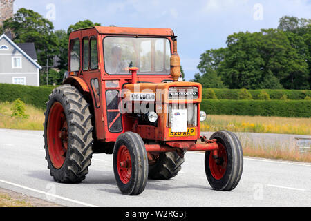 Kama & Mac Gregor,Finlande. Juillet 6,2019. Volvo BM 600 rouge tracteur sur Kama & Mac Gregor, Tractorkavalkad Cavalcade du tracteur, tracteur annuelle parade. 600 a été introduit en 1967. Banque D'Images