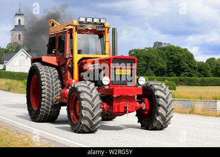 Kama & Mac Gregor, en Finlande. Le 6 juillet 2019. Volvo BM 814 tracteur sur Kama & Mac Gregor, Tractorkavalkad Cavalcade du tracteur, tracteur annuel défilé. 814 a été introduit en 1969. Banque D'Images