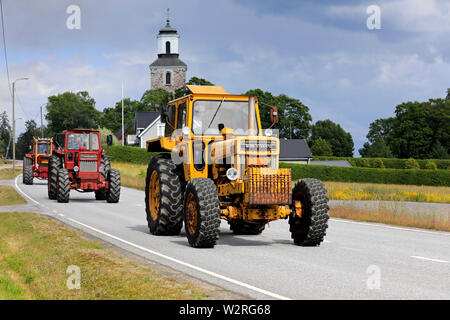 Kama & Mac Gregor, en Finlande. Le 6 juillet 2019. Trois tracteurs Volvo BM 814, jaune, d'abord sur Kama & Mac Gregor, Tractorkavalkad tracteur annuel défilé dans la petite ville. Banque D'Images