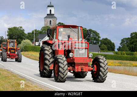 Kama & Mac Gregor, en Finlande. Le 6 juillet 2019. Volvo BM 814 rouge tracteur sur Kama & Mac Gregor, Tractorkavalkad tracteur vintage annuel défilé. Le 814 a été introduit en 1969. Banque D'Images