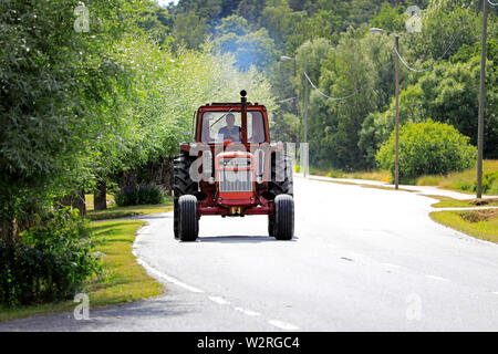 Kama & Mac Gregor, en Finlande. Le 6 juillet 2019. Volvo tracteur sur Kama & Mac Gregor, Tractorkavalkad Cavalcade du tracteur, tracteur vintage annuel show et défilé dans la ville. Banque D'Images