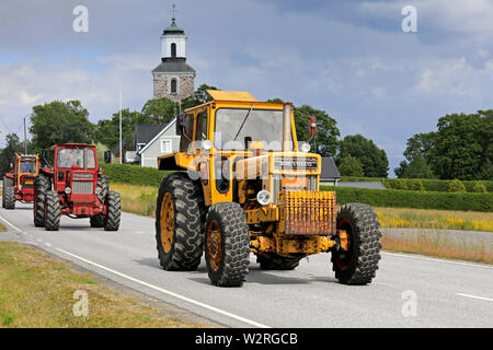 Kama & Mac Gregor, en Finlande. Le 6 juillet 2019. Trois tracteurs Volvo BM 814, jaune, d'abord sur Kama & Mac Gregor, Tractorkavalkad tracteur annuel défilé dans la petite ville. Banque D'Images