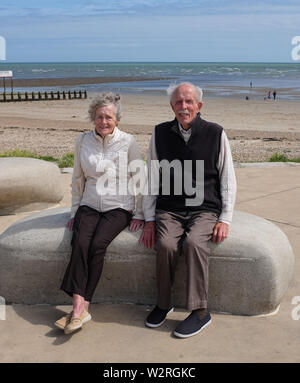 Littlehampton West Sussex UK - couple de personnes âgées assis ensemble sur le front de mer Banque D'Images