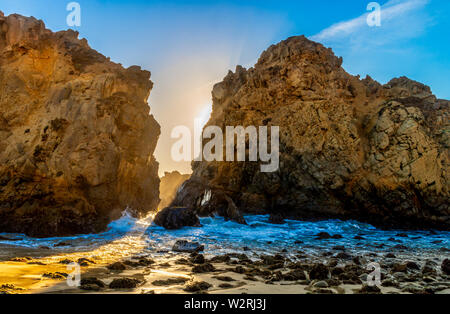 Pfeiffer Beach dans Big Sur une destination romantique pour les couples Banque D'Images