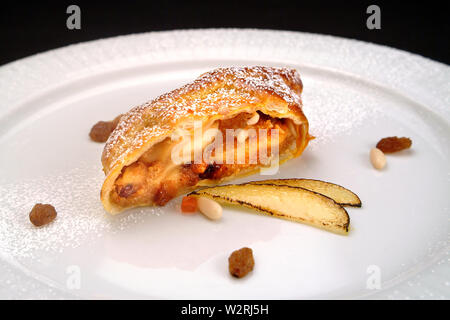 Recette de cuisine italienne, desserts traditionnels du Trentin avec apple strudel, pignons, raisin d'or Banque D'Images