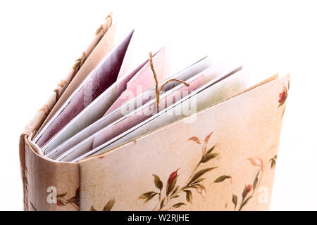 Les boîtes et les livres scrapbooking fait main articles sur fond blanc Banque D'Images