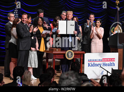 Washington, District de Columbia, Etats-Unis. 10 juillet, 2019. Le président Donald Trump est titulaire d'un ordre exécutif de réviser la transplantation d'organes et de systèmes de dialyse rénale après la signature à la Ronald Reagan Building à Washington, DC Le 10 juillet 2019. Crédit : Kevin Dietsch/Piscine via CNP Crédit : Kevin Dietsch/CNP/ZUMA/Alamy Fil Live News Banque D'Images