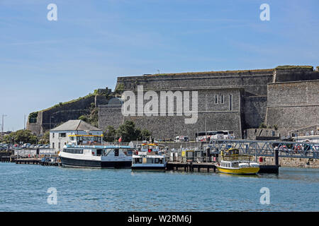 Plymouth ferries et bateaux de banlieue visite au Barbican Pontoon loading prenant sur les passagers avant le départ Banque D'Images