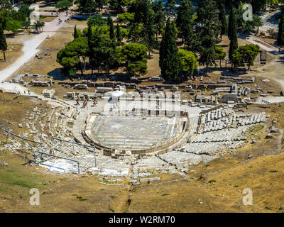 Athènes, Grèce, 9 juillet 2019 - Le théâtre de Dionysos Eleuthereus est vu du haut de l'acropole d'Athènes. Le site a été utilisé comme un théâtre depuis le Banque D'Images