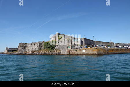 Citadelle royale, la maison pour les Royal Marines. Fortess historique construit sur Plymouth Hoe surplombant le quartier historique de Barbican. Les pêcheurs à l'avant avec leur fis Banque D'Images