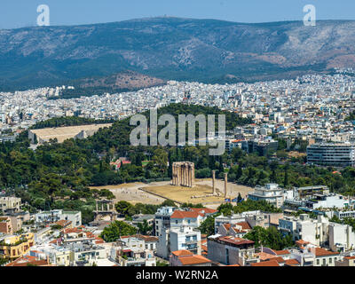 Athènes, Grèce, 9 juillet 2019 - Le Temple de Zeus Olympien également connu sous le nom de l'Olympieion ou colonnes de la Zeus Olympien, est un ancien temple colossal à Banque D'Images