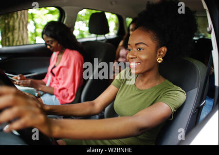 Groupe d'african american girls friends having fun dans la voiture. Banque D'Images