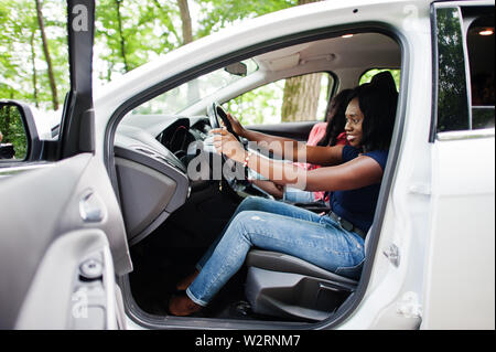 Deux african american girls friends having fun dans la voiture. Banque D'Images