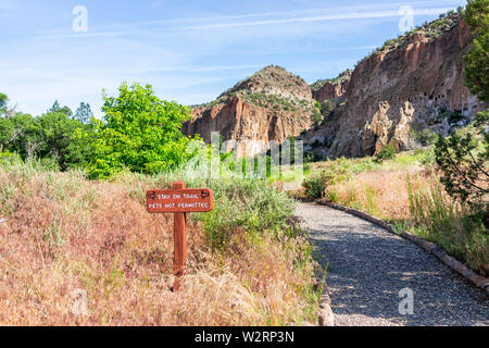 Signe en chemin dans la boucle principale Bandelier National Monument dans le Nouveau Mexique à Los Alamos pour rester sur le sentier et animaux non admis Banque D'Images