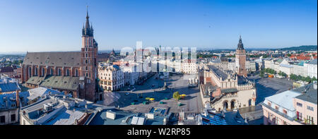 Cracovie, Pologne. Large panorama de l'antenne de la vieille ville, avec la place du marché (Rynek), Sukiennice, Hôtel de Ville, tour de l'église Mariacki (St Mary) Banque D'Images